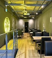 2階で大人数のご予約も承ります。様々な用途にあわせてご活用下さいませ！！おしゃれな雰囲気の店内でゆっくりおくつろぎください。宴会は最大でも対応可能です！ぜひご相談ください！