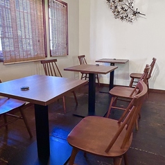 温かみのある2名がけの木製テーブルが9卓ございます。カジュアルなランチからカフェ利用、親しい方とのゆったりとした会話まで、様々なシーンに合わせてご利用いただけます。窓から光が差し込む明るい空間で、おくつろぎください。