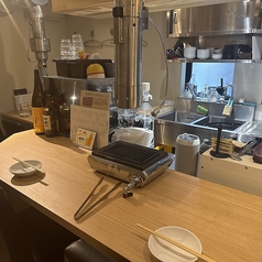 ゆったり座れるカウンター席を3卓用意してます