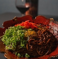 看板メニュー《黒焼きそば》特製ソースと生細麺の新感覚