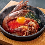 ごまの香りが食欲をそそる！彩り豊かな海鮮ビビンパは大きな海老が二尾も入ってボリューム満点です◎