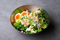 生ハムと半熟卵のシーザーサラダ