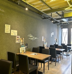 1階のみならず2階も広いテーブル席が広がっております。、少人数でのご利用にもピッタリ！お仕事帰りのサク飲みや、ご友人とのお食事にもぴったりです！ほんのりと灯る照明が心地よい空間に広がります…！