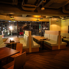 ソファ席でリラックスしながら楽しむグリル料理。広めのスペースで、周囲を気にせずゆったりと過ごせます。