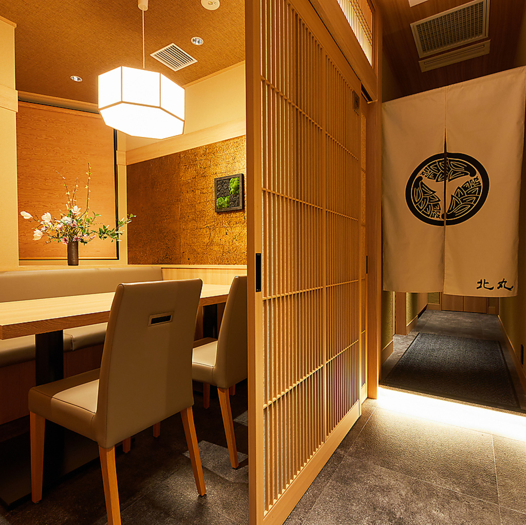 扉付きの個室で、周りを気にせずプライベートな時間を楽しめます。接待や特別な集まりにも最適です。