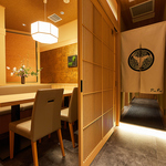 扉付きの個室で、周りを気にせずプライベートな時間を楽しめます。接待や特別な集まりにも最適です。