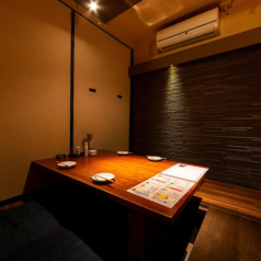 ４人まで収容可能な完全個室。