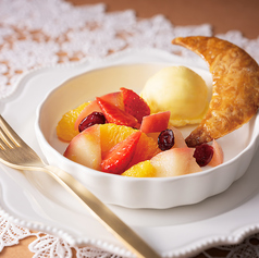 ＜シェフ渾身のひと皿　パフォーマンスデザート＞フルーツジュビレ　バニラアイス添え