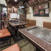 【鉄板付きテーブルで出来立てのおいしさをお届け♪】当店では鉄板付きのお席をご用意しています。焼き上げた料理をお席の鉄板までお持ちしますので、アツアツの状態で楽しめます。