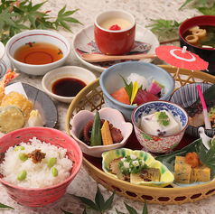 旬素材を盛り込んだ御膳をランチ限定でご用意しています