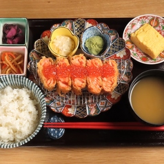 サーモンレアカツいくら定食