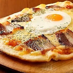 自家製ベーコンと半熟玉子のピザ