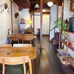 こちらのお席は、温かみのある木製テーブルが3卓並び、それぞれ4名様までご利用いただけます。ゆったりとした空間で、ご家族やご友人との会話を心ゆくまでお楽しみください。