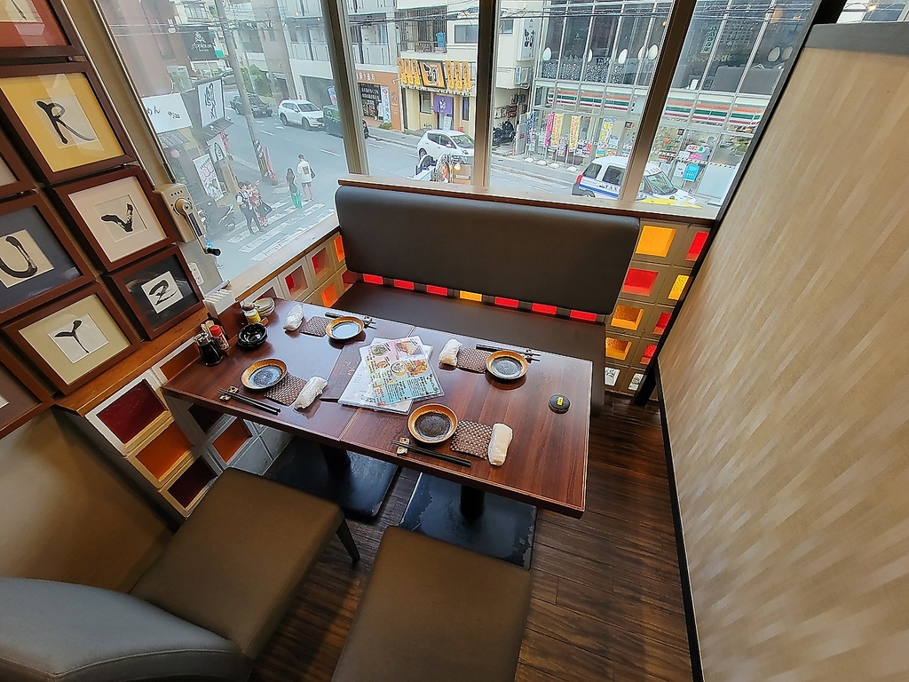 3名様よりご案内可能！窓際で開放的な個室あります。