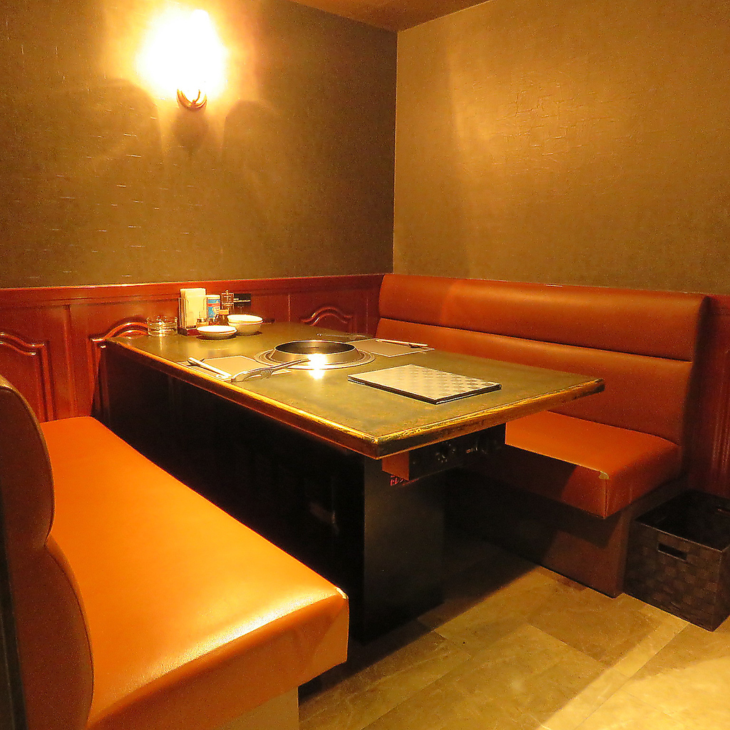 【半個室完備◎】4名様でご利用可能な半個室もご用意！プライベート空間で落ち着いて楽しめます！