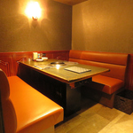 【半個室完備◎】4名様でご利用可能な半個室もご用意！プライベート空間で落ち着いて楽しめます！