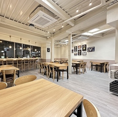 ２F：合計４３席の大フロアカウンター～6名テーブルまでご用意◎お一人様も大歓迎です。ご友人やご家族様ともランチやお仕事終わりの飲み会の場にも是非◎