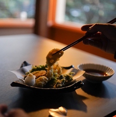 接待や商談はもちろん、ご家族やカップルの方にもご利用いただける個室です。静かな席はプライベート感を大切にした設計で、ゆったりとした時間を過ごすことができます。