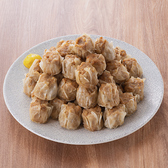 手包み焼売は、一つ一つ丁寧に手作りで包み込んだ自慢の逸品。皮のもっちりとした食感とジューシーな具材の旨味が口いっぱいに広がり、食べ応え抜群。手作りならではの味わい深さがあり、素材の風味をしっかり感じられます。宴会やお食事の際の一品としてもおすすめですので、ぜひ一度お試しください