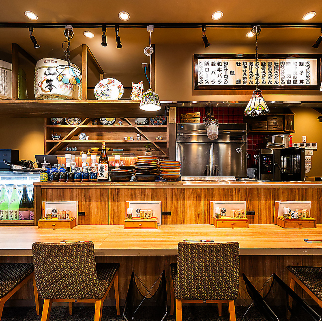 カウンター席にてこだわりのしゃぶしゃぶやお酒をゆっくりとお楽しみいただけます。
