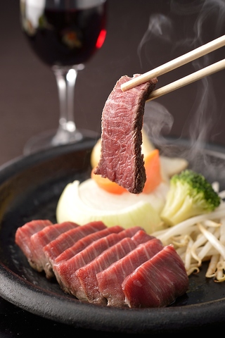 シャンデリアの光に包まれた気品溢れる空間で最高和牛を堪能。週末はピアノ生演奏も。