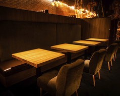 2名様用のお席は最大8名様用のテーブル席としても利用可能。