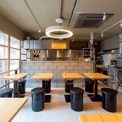 小さめのテーブル席は、少人数でのご利用に最適で、居心地の良い空間を提供します。シンプルなデザインのテーブルは、リラックスした雰囲気を演出し、会話が弾むこと間違いありません。友人同士やカップルでの利用はもちろん、少人数の宴会などにも対応できます。明るい店内は、気軽に立ち寄れる雰囲気がございます。