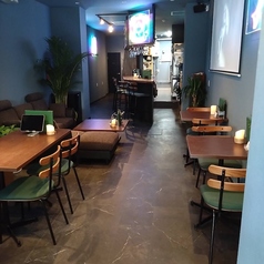 当店のテーブル席は繋げることで最大12名様までご利用いただけますので、宴会にもぴったりです。大人数での集まりや特別なイベントにも対応可能です。みんなで楽しいひとときを過ごしながら、美味しい料理をお楽しみください。心温まるおもてなしで、皆様のご来店をお待ちしております！