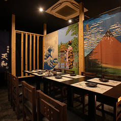 【居心地の良い店内でゆったりお食事を】お仕事終わりのちょっとした飲み会にも使い勝手抜群！こだわりの和食を低価格でお楽しみいただける当店で日頃の疲れを発散しませんか？宴会の際にはお客様のご希望に合わせてテーブルのレイアウト変更も可能ですのでお気軽にご相談ください☆