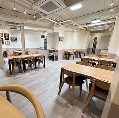 ２F：合計４３席の大フロアカウンター～6名テーブルまでご用意◎お一人様も大歓迎です。ご友人やご家族様ともランチやお仕事終わりの飲み会の場にも是非◎