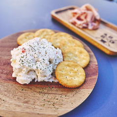 パストラミとポテサラとクラッカー