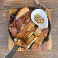 料理メニュー写真&nbsp;ボリューム満点！（鶏肉1枚使用）スモークチキンの鉄板焼き
