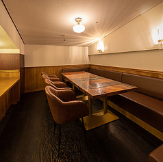 専用トイレ付完全個室 （カラオケ完備）4～12名様でご利用いただけます。