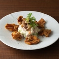 料理メニュー写真&nbsp;パリパリ鶏皮といぶりがっこのポテトサラダ