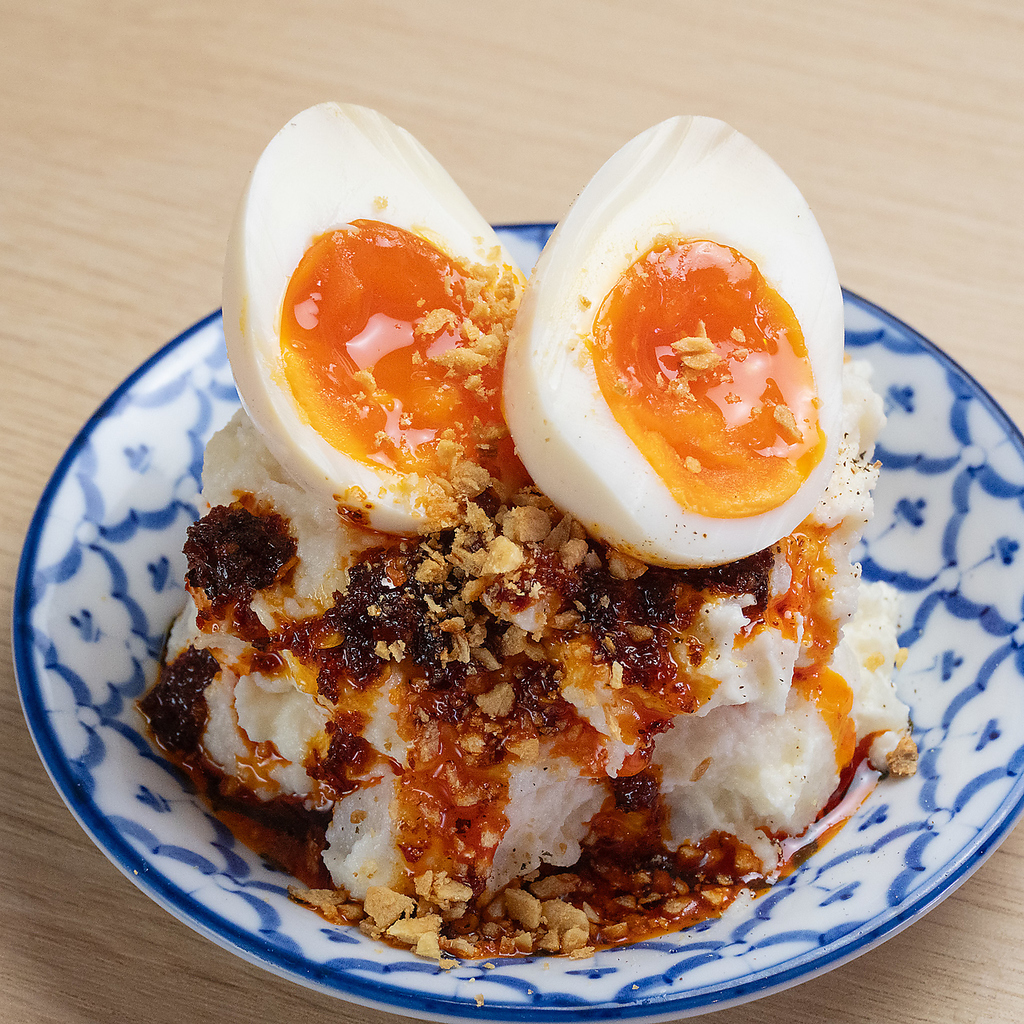とろりと溶け出す半熟味玉がたまらないポテトサラダ◎濃厚な旨味とお酒が調和し、やみつきになる一皿
