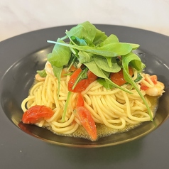 エビとルッコラ、ミニトマトの白ワインソース