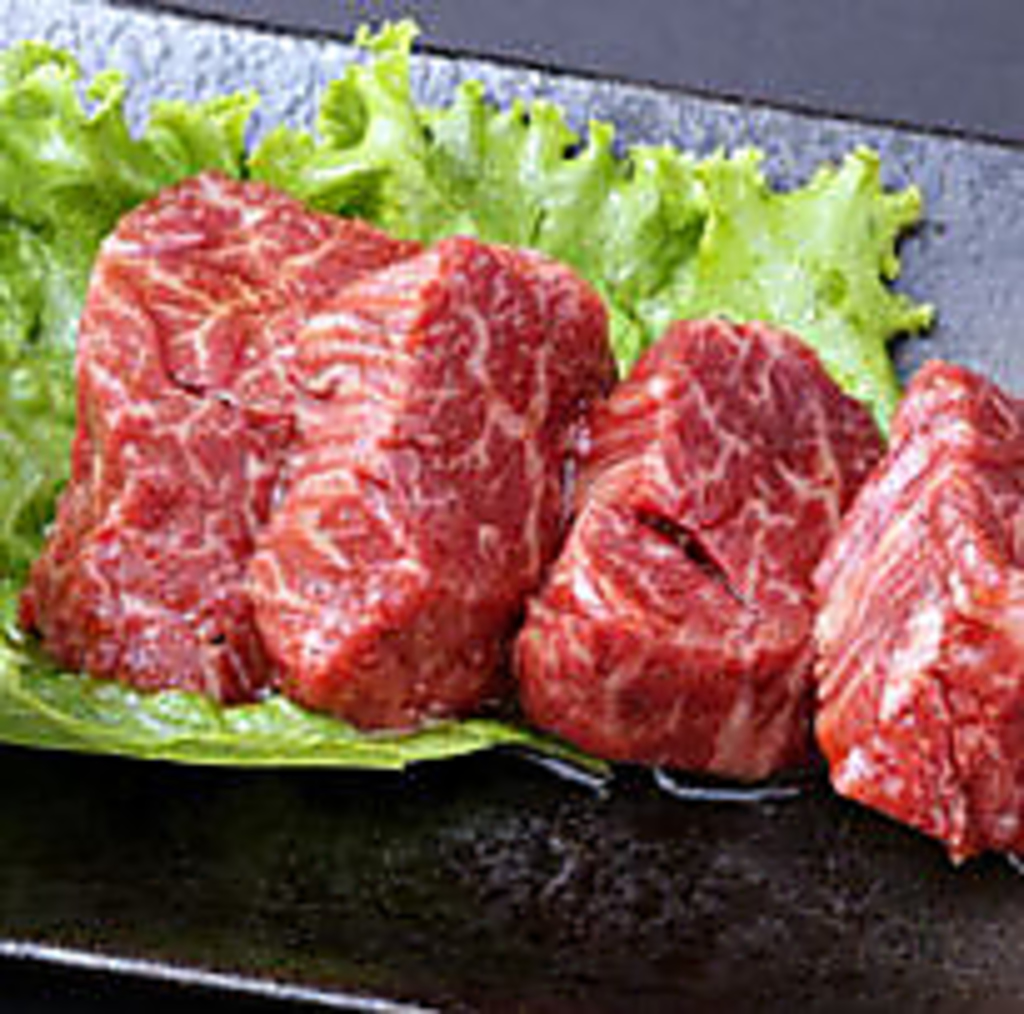 肉厚ハラミは脂身が少なくあっさり。独特の歯ごたえがあり、それでいて柔らかくとってもジューシー！