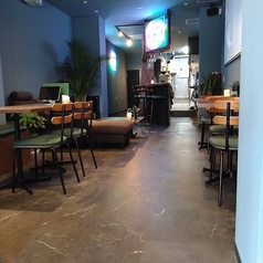 ご友人との集まりにはぴったりなテーブル席をご用意しております。楽しい会話と共に、美味しい料理やこだわりのカクテルをご堪能ください。アットホームな雰囲気の中で、心温まるひとときをお過ごしいただけます。特別な時間を演出するために、ぜひお越しください。