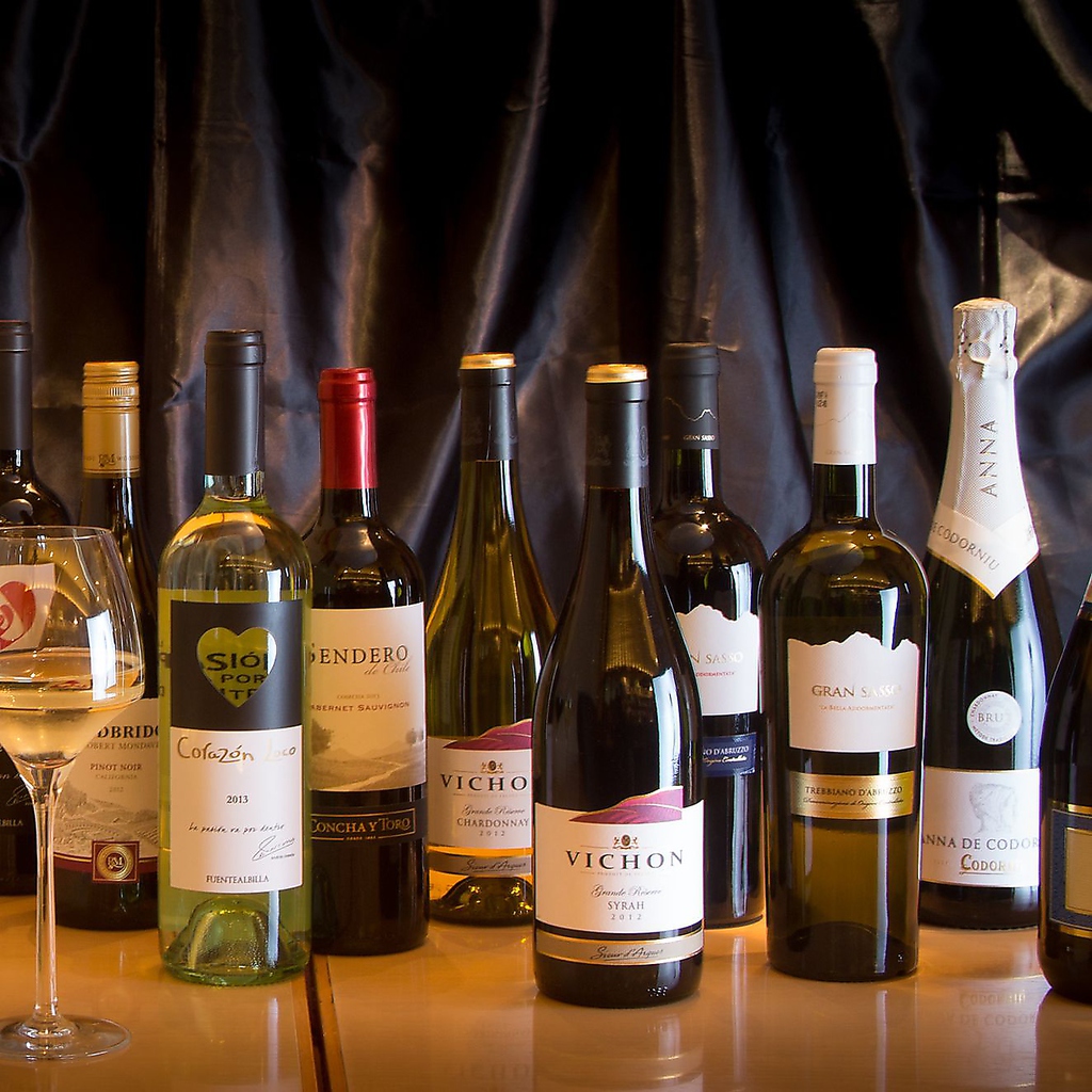 ワインも各種取り揃えています。お気軽にスタッフにお尋ねください