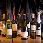 ワインも各種取り揃えています。お気軽にスタッフにお尋ねください