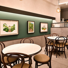 1980年代の伝統的なシンガポールコーヒーショップをアレンジした【SINKIES】。Kopitiamと呼ばれるコーヒーショップは、シンガポール人にとって日常生活に不可欠な存在です。そんなKopitiamの要素を取り入れ、大理石の天板のテーブルや木の椅子、花柄の分厚いティーカップなど店内のデザインにこだわりました。