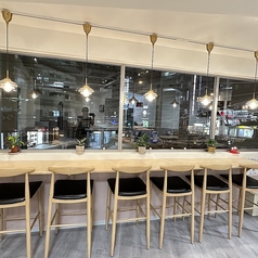 ２F：合計４３席の大フロアカウンター～6名テーブルまでご用意◎お一人様も大歓迎です。ご友人やご家族様ともランチやお仕事終わりの飲み会の場にも是非◎