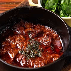 牛すじトマト煮込み　パクチーを添えて
