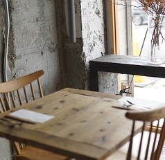 2名席　テーブル　心地よく過ごせる空間