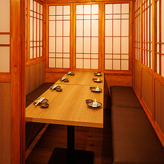 4～8名様でご利用いただけるお席は、ご家族でのお食事やご友人同士の集まり、職場の小宴会などに最適な空間です。広めのテーブルで料理を囲みながら、会話もゆったりと楽しめます。程よい距離感と落ち着いた雰囲気が心地よく、特別な日のお食事にもぴったり。木の質感とあたたかな照明が、くつろぎの時間を演出します。