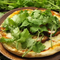 料理メニュー写真 [Pizza]窯焼きタンドリーチキンピザにパクチーのせ