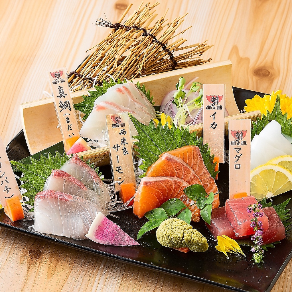 【完全個室×宮崎名物】その日おすすめの鮮魚を豪快に盛り合わせたお造りなども当店の自慢！