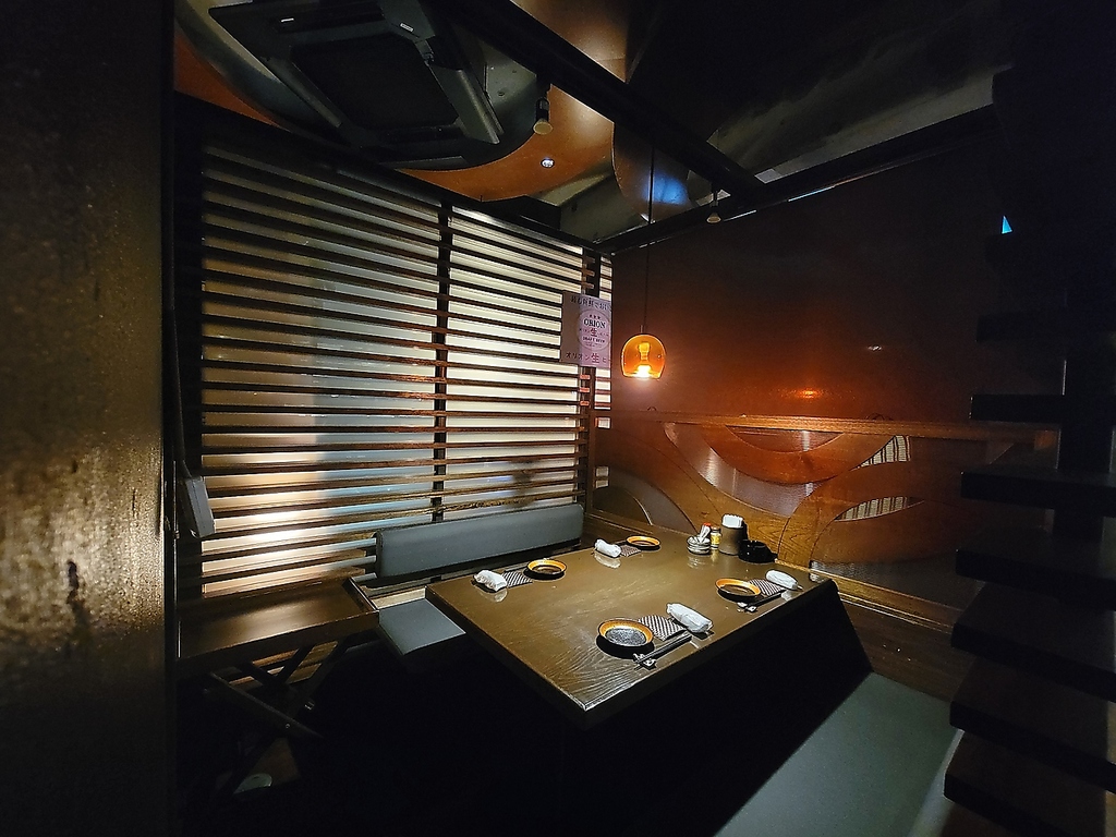 半個室タイプもロールカーテンで仕切っているので落ち着いてご利用頂けます。