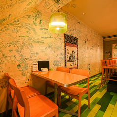 【テーブル席：4名様×2卓】ゆったりとした空間で、ご友人との会話を心ゆくまでお楽しみいただけます♪皆様のご来店をお待ちしております。