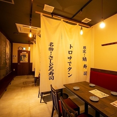 こちらの大き目のテーブル席は、6名様までご利用いただけます。ご家族でのお食事や、気の置けない仲間との宴会にも最適です。